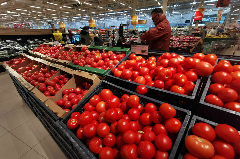 В России за неделю подорожали огурцы и помидоры