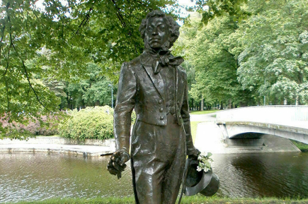 Памятник Пушкину в Риге облили краской в день независимости Латвии