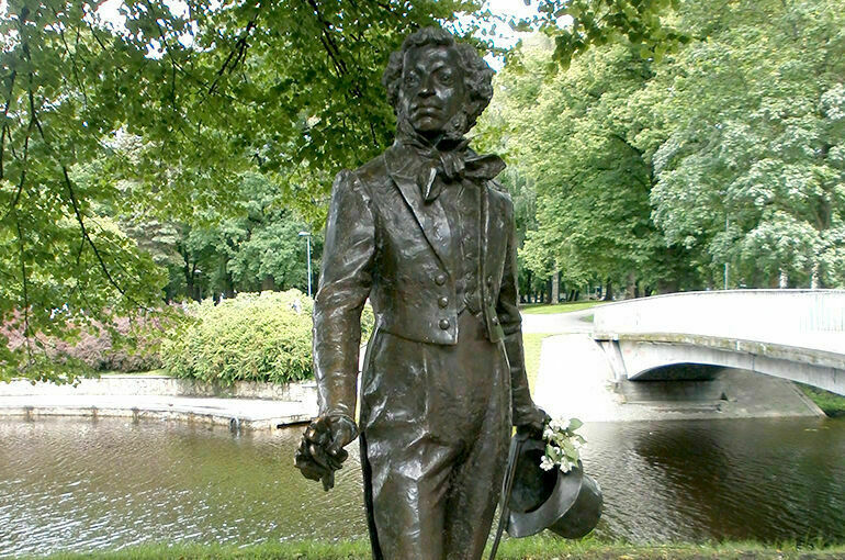 Памятник Пушкину в Риге облили краской в день независимости Латвии