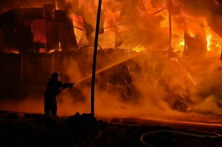 В сахалинском поселке Тымовское тушат пожар в жилом доме