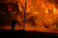 В сахалинском поселке Тымовское тушат пожар в жилом доме
