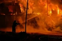 В сахалинском поселке Тымовское тушат пожар в жилом доме