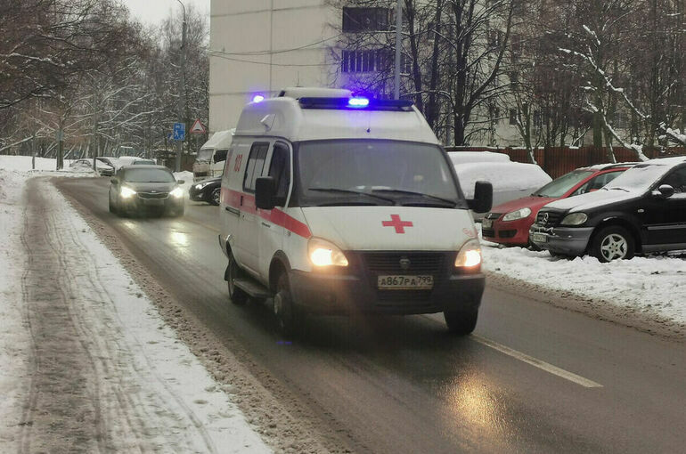 Два человека в тяжелом состоянии были доставлены в больницу после ДТП в Петербурге