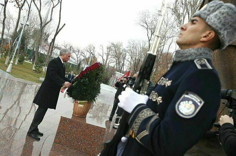 Володин возложил цветы к монументу «Ода стойкости» в Ташкенте