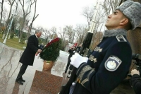 Володин возложил цветы к монументу «Ода стойкости» в Ташкенте