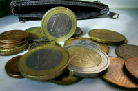 Курс евро поднялся выше 64 рублей впервые с 12 октября