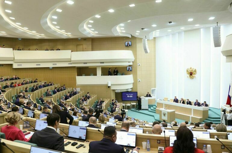 Совет Федерации одобрил законы о запрете пропаганды ЛГБТ и педофилии