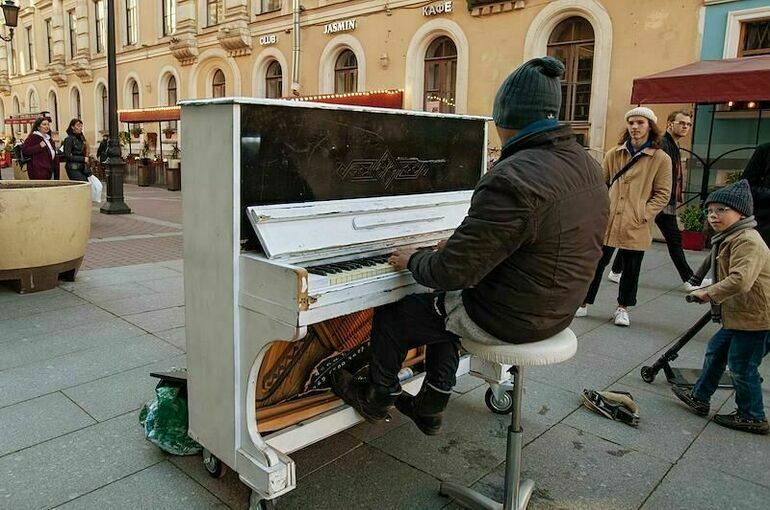 На улицах Северной столицы разрешат без ограничений играть на фортепьяно