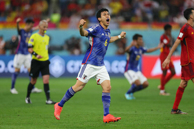 Сборная Японии победила команду Испании и вышла в плей-офф чемпионата мира по футболу
