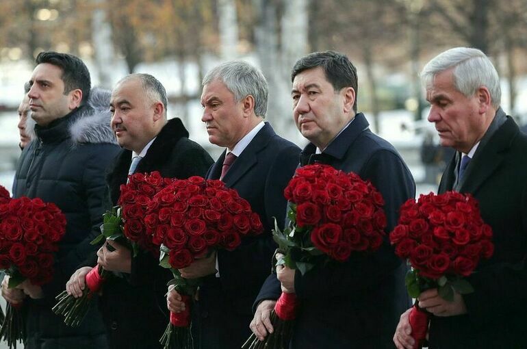 Володин и главы делегаций ПА ОДКБ возложили цветы к Могиле Неизвестного Солдата