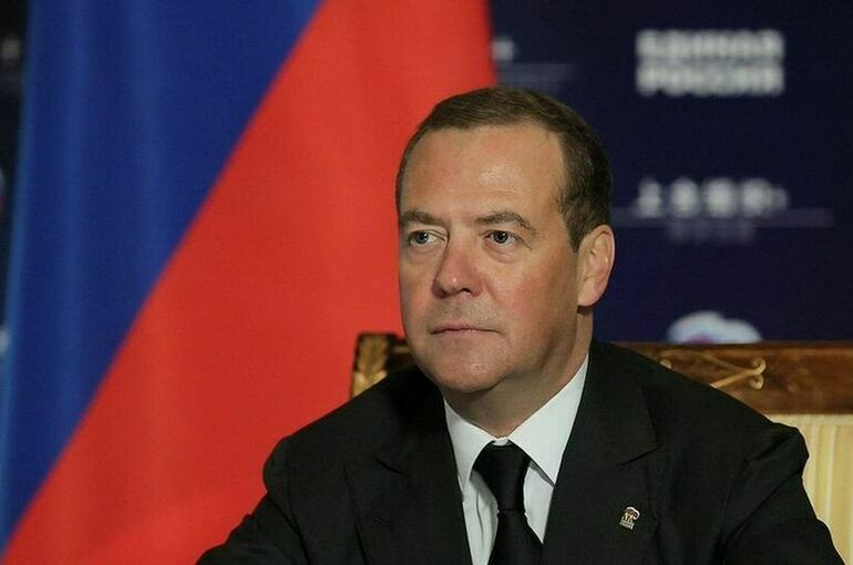 Медведев сравнил западные страны с подгулявшими бюргерами из-за потолка цен на нефть