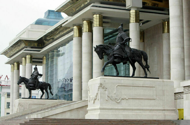 Парламент Монголии выступил за введение режима ЧП в Улан-Баторе