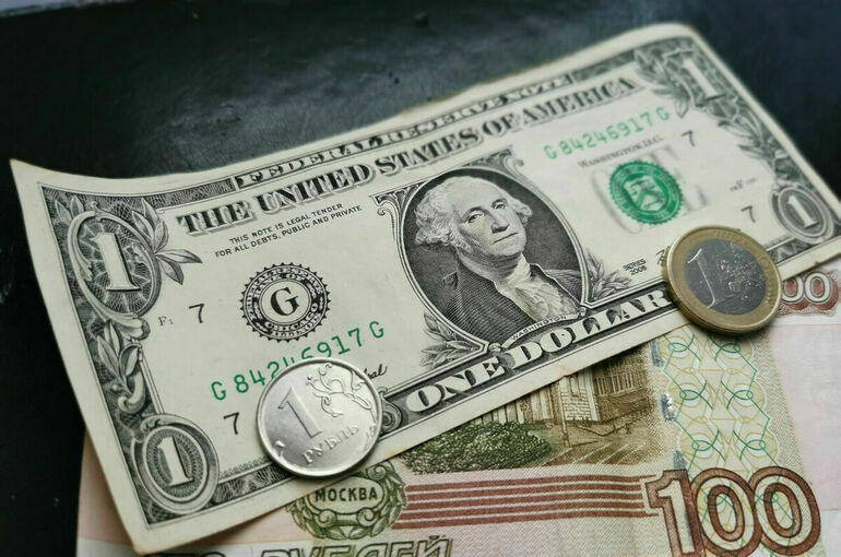 Эксперт заявил, что рост курса доллара не связан с нефтяным эмбарго