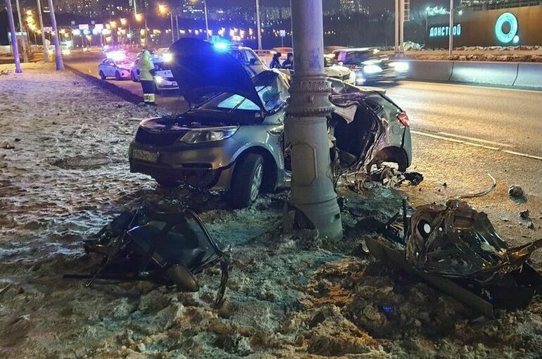 В Москве водитель иномарки погиб при столкновении со столбом