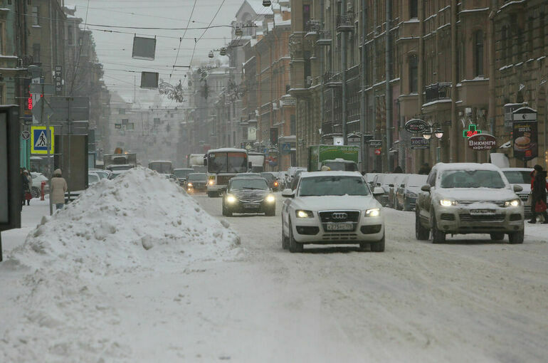 Снегопад затруднил движение транспорта в нескольких российских регионах