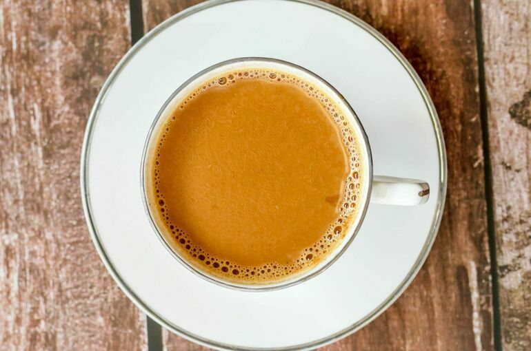 Диетолог указала на противоречивость сочетания кофе и чая с молоком