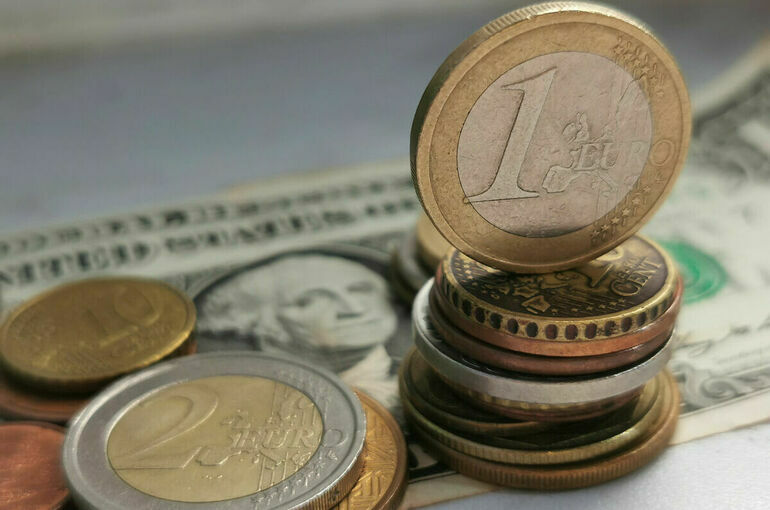 Курс евро на Мосбирже превысил 67 рублей впервые с 30 мая