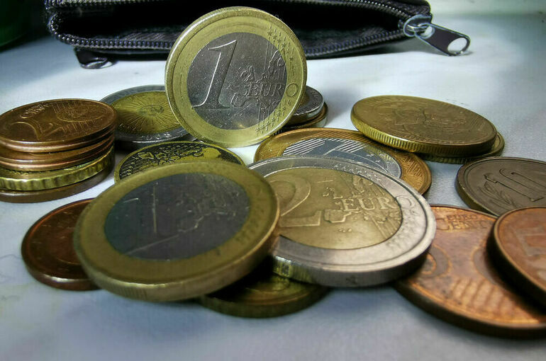 Курс евро на Мосбирже впервые с 30 мая превысил отметку в 69 рублей 
