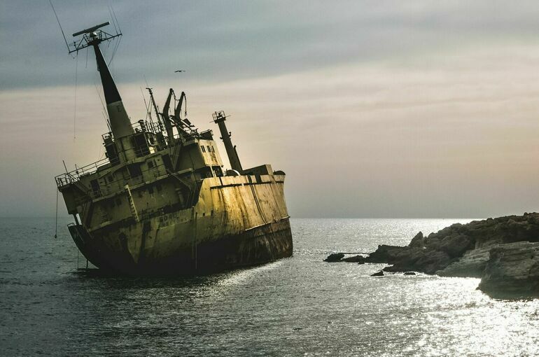 Севшее на мель на Сахалине рыболовецкое судно завалилось на бок