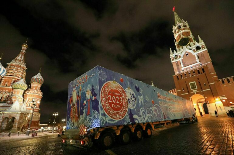 В Кремль доставили главную новогоднюю елку страны