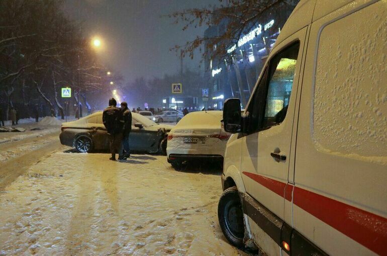 Автомобиль сбил пешеходов в Москве и врезался в другую машину