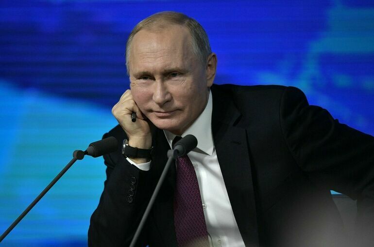 Путин призвал помогать молодежи всем миром