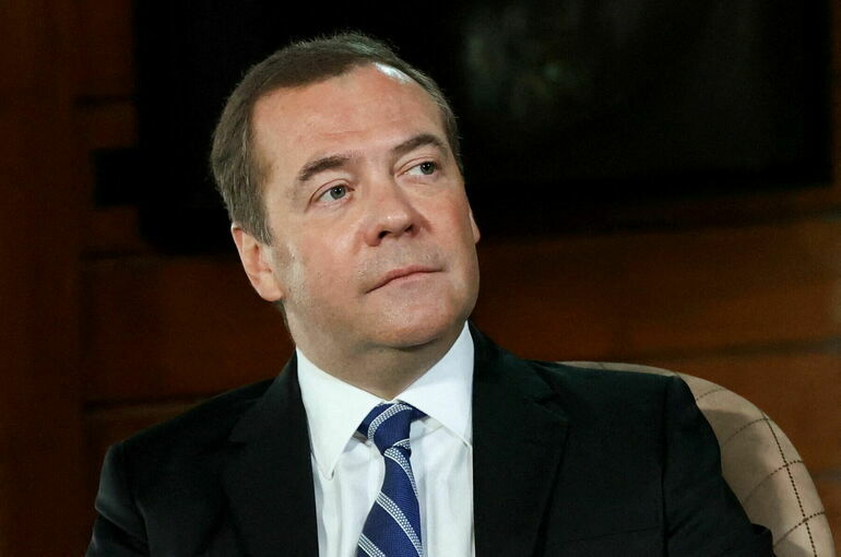 Медведев назвал решение ЕС по потолку цен на российский газ «дурацким»