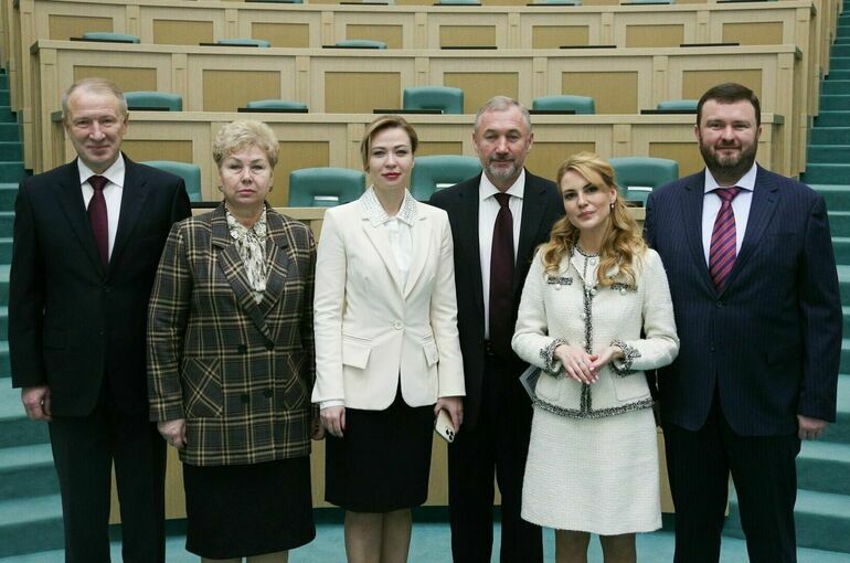 Представители новых регионов получили удостоверения сенаторов РФ
