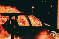 Видео горящих машин у ТЦ в Свиблово появилось в Сети