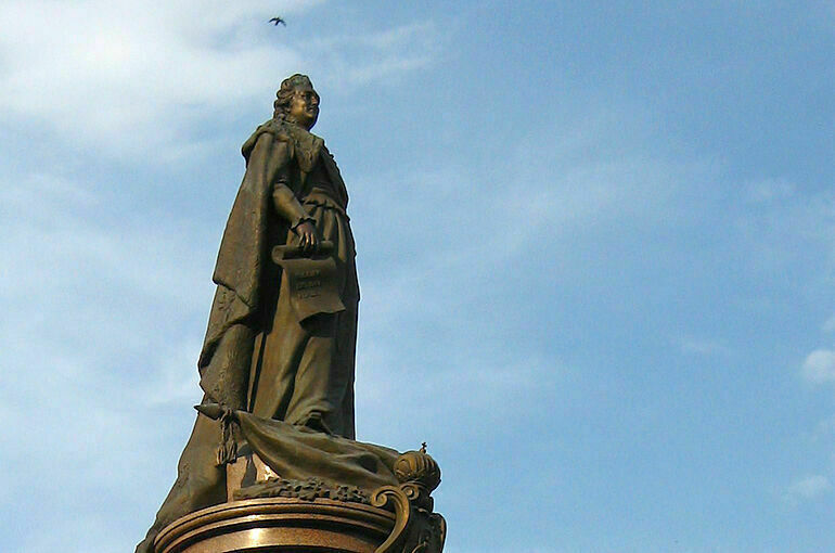 СМИ сообщают о начале демонтажа памятника Екатерине II в Одессе