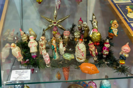 Когда елку в России стали украшать стеклянными игрушками 