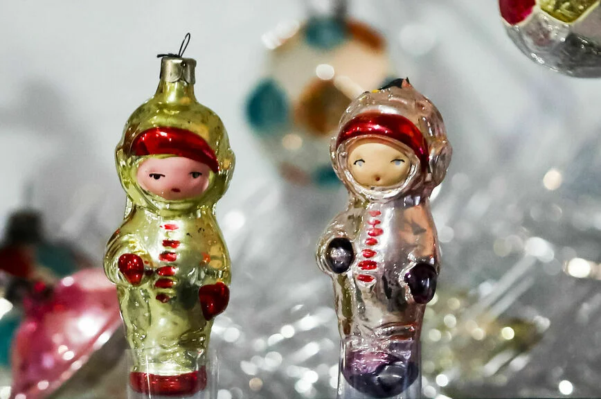 В большом количестве в СССР выпускали игрушки-фигурки в национальных костюмах, а также в костюмах представителей разных профессий 