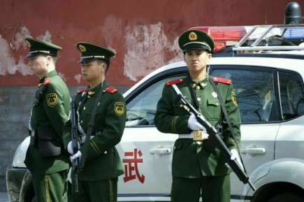 В Китае шесть человек арестованы за нападение на полицейский автомобиль