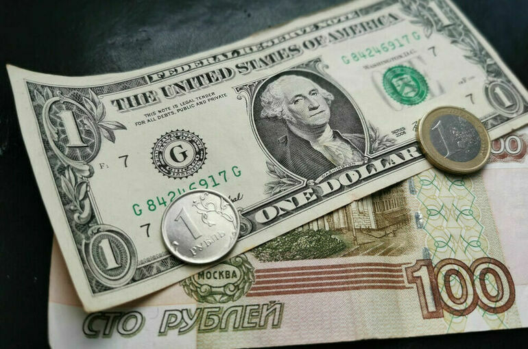 Доллар опустился ниже 68 рублей впервые с 26 декабря