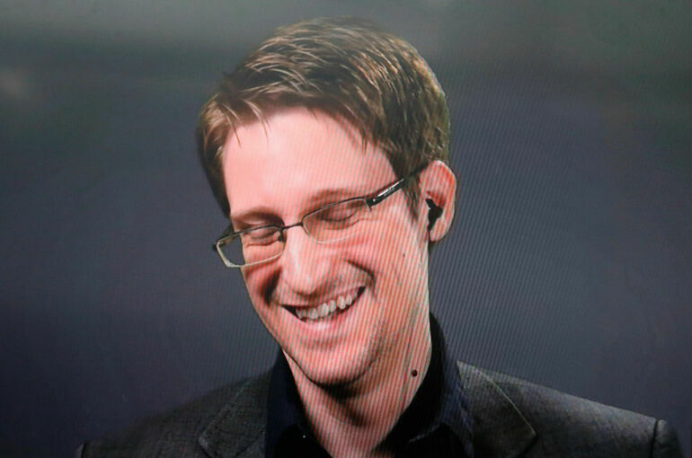 Сноуден пошутил про секретные документы в офисе Байдена