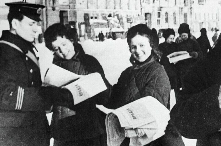 В блокадном Ленинграде играли в хоккей и шили жакеты из шелка