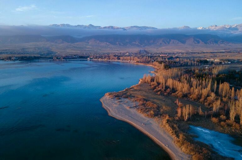 Берег «Горячего озера» в Киргизии замерз из-за аномальных холодов