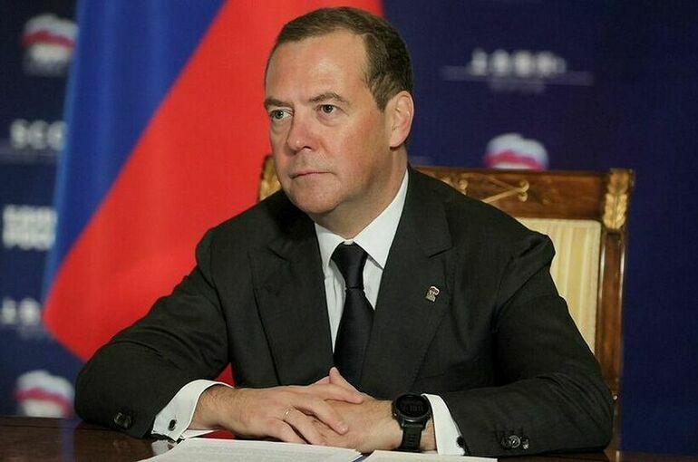Медведев назвал позором обсуждение на Давосском форуме поставок танков Украине