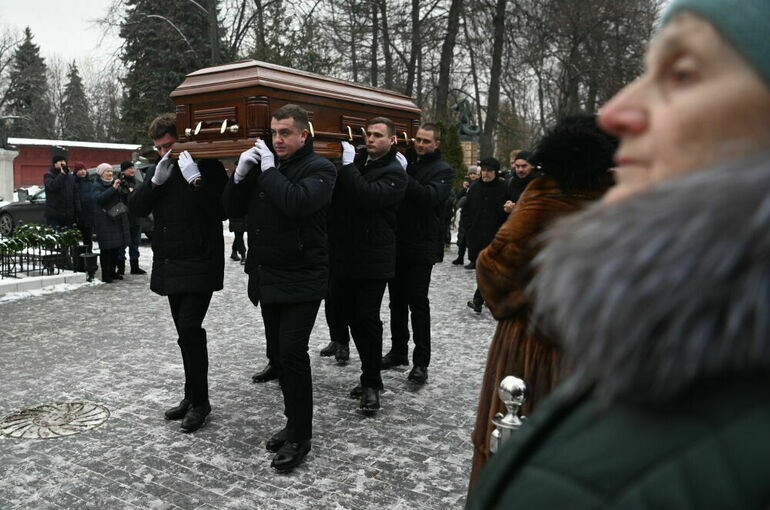 Инну Чурикову похоронили на Новодевичьем кладбище