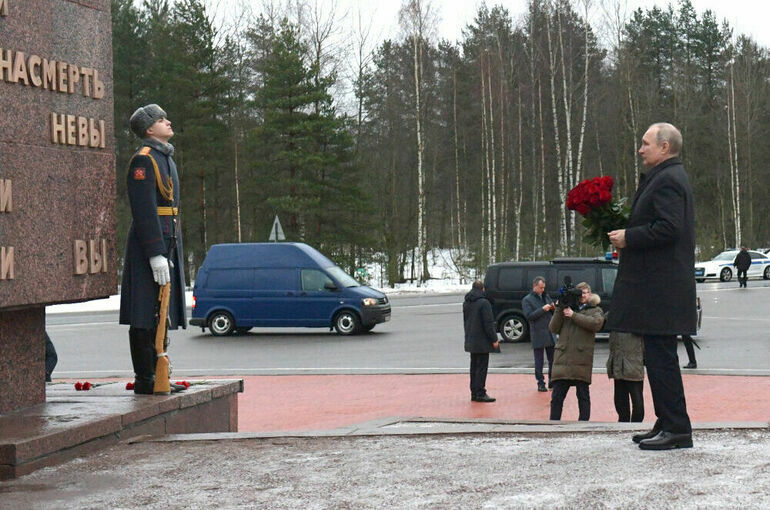Путин возложил цветы к монументу павшим воинам на Невском пятачке