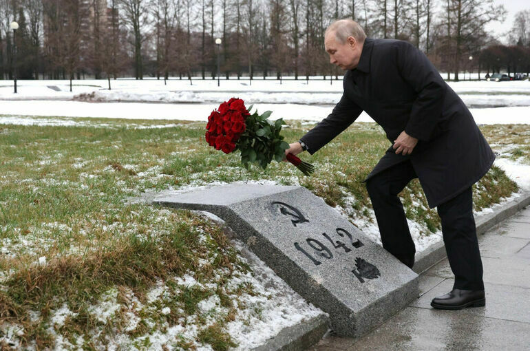 Путин возложил цветы к монументу на Пискаревском кладбище в Петербурге
