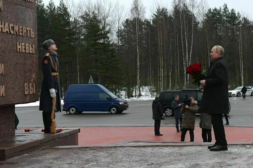 Владимир Путин на церемонии возложения цветов к монументу «Рубежный камень», установленному в память о бойцах Великой отечественной войны, воевавших в годы блокады