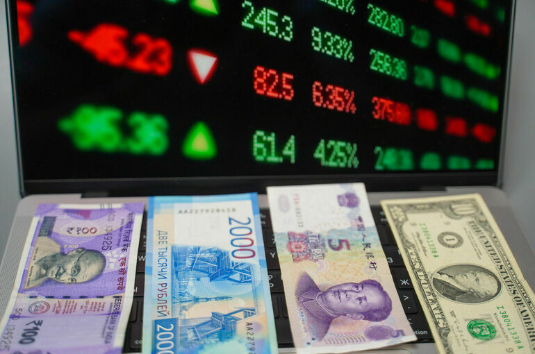 В декабре россияне купили иностранную валюту на 154 млрд рублей