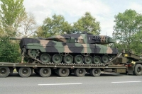 Министр обороны ФРГ заявил о непонимании радости от поставки Киеву танков
