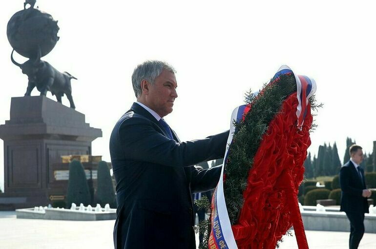 Володин возложил цветы к мемориальному комплексу «Народная память» в Ашхабаде