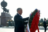 Володин возложил цветы к мемориальному комплексу «Народная память» в Ашхабаде