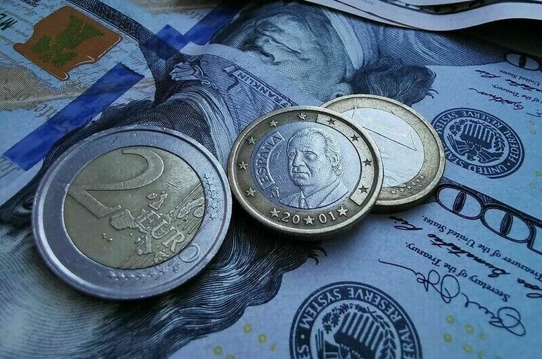 Евро поднялся до 76 рублей впервые с 9 января