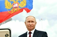 Путин выступает на концерте в честь 80-летия победы в Сталинградской битве