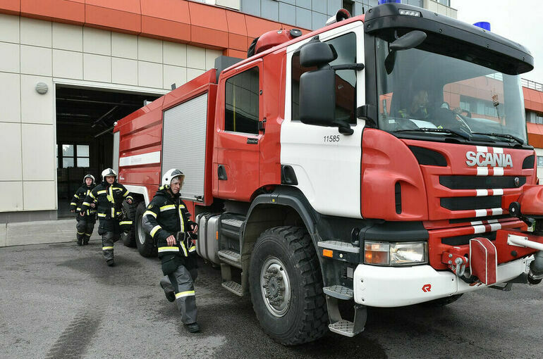 Десять человек эвакуировали из горящего ресторана в Московской области