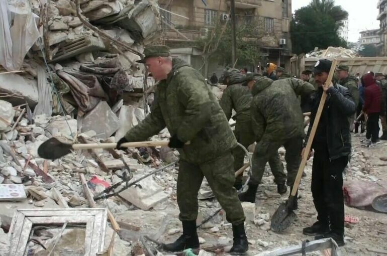 В Сирии российские военные спасли 42 человека после землетрясения
